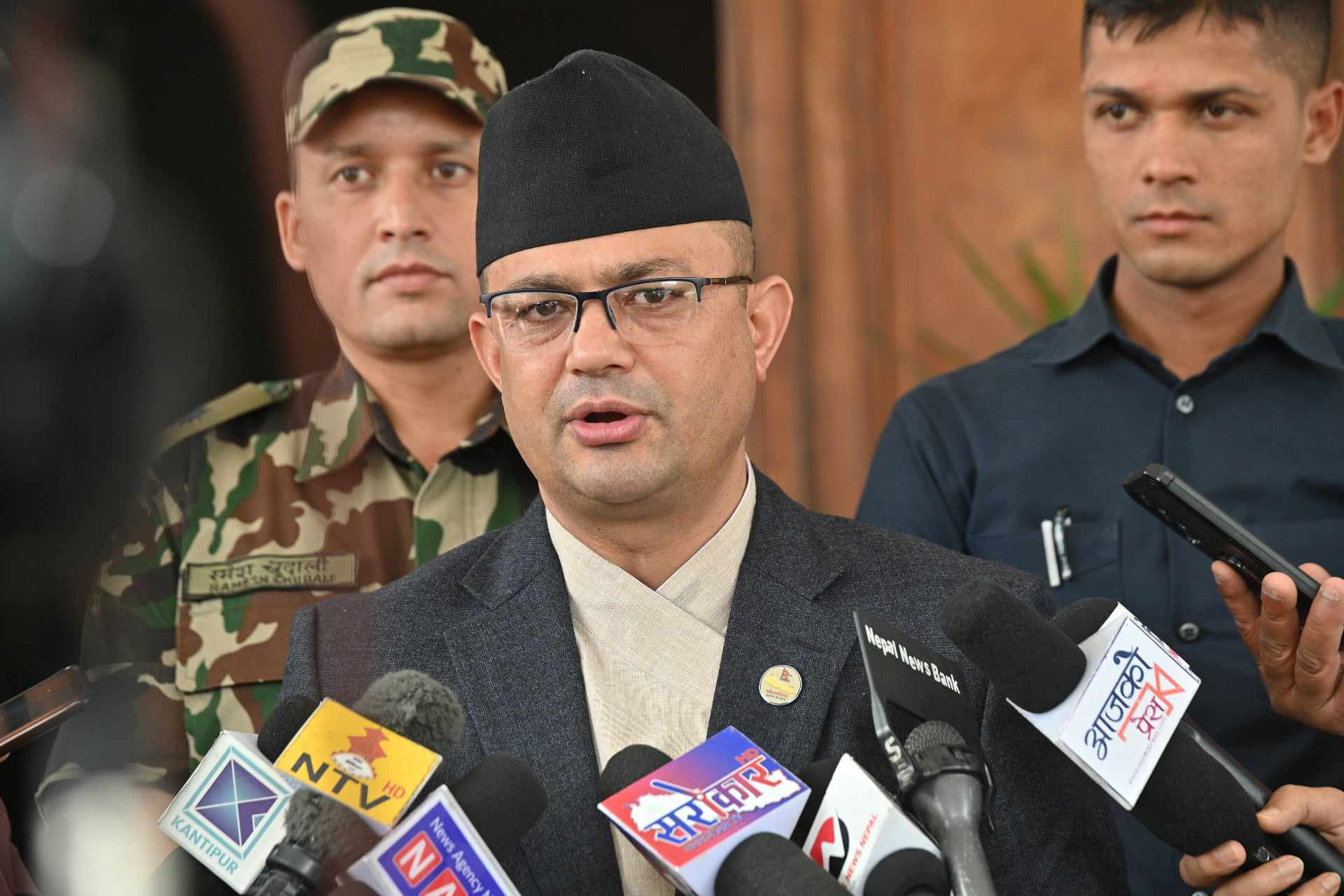 कानुनमन्त्री गिरी भन्छन्- सरकार प्रतिपक्षी दलहरूलाई पेलेर अघि बढ्न चाहेको छैन